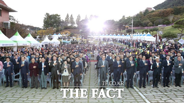 정읍사문화제는 채수 의례와 정읍사 여인 제례로 시작을 알렸다. 이날 기념식에서는 부도여인상 시상(설창임, 소성면)과 함께 경관조명 점등식, 다양한 축하 공연이 펼쳐져 관객의 눈과 귀를 사로잡았다. 전국에서 170여 명이 신청한 정읍사가요제는 지난 13일 예심을 거쳐 본선에 오른 10개 팀이 실력을 겨루는 치열한 무대가 됐다. / 정읍시