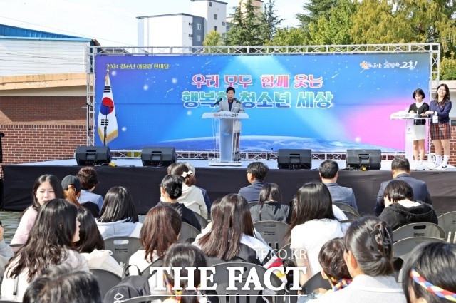 공영민 고흥군수가 지난 26일 ‘2024 고흥군 청소년 어울림 한마당’ 행사에 참석해 격려사를 하고 있다./고흥군