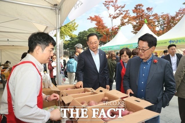 명현관 해남군수가 28일 박지원 국회의원과 함께 국회 소통관 앞에서 열린 해남 농수특산물 직거래 장터를 둘러보고 있다./해남군