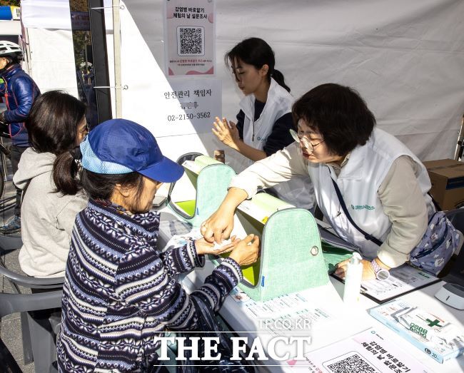 지난 26일 열린 감염병 바로 알기 행사에서 세균 오염 측정기를 시연하는 모습./과천시