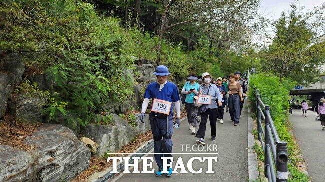 지난달 27일 열린 경기 용인시 풍덕천2동 정평천 걷기대회에서 주민들이 웨어러블 로봇을 체험하고 있다./용인시