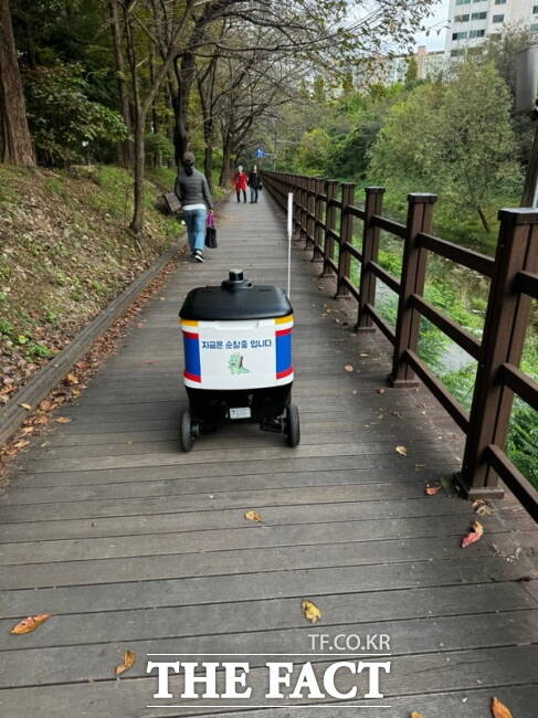 용인시 수지구 풍덕천2동 정평천 산책로 주변을 자율주행 순찰 로봇이 순찰하고 있다./용인시