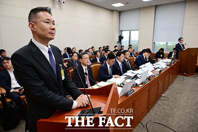 발언대에 선 구글코리아 사장과 애플코리아 대표이사.