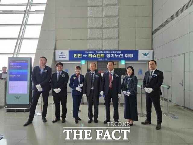 28일 인천공항 제1여객터미널에서에서 열린 카놋샤크항공의 취항 기념행사에서 이수태(왼쪽에서 두 번 째) 인천국제공항공사 항공마케팅팀장, 카놋샤크항공 Pak Moisey(팍 모이세이) 사장(왼쪽에서 네 번 째) 및 관계자들이 기념촬영을 하고 있다./인천공항공사