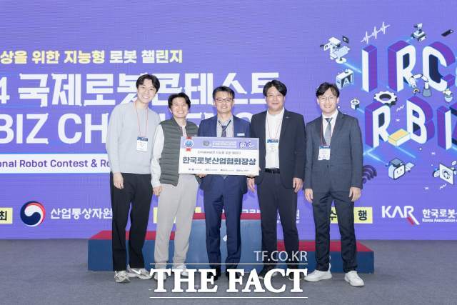 ㈜로보아이와 ㈜타오스가 ‘2024 R-BIZ(Robot-Business, Idea, Zest) Challenge’에서 우수과제로 선정돼 한국로봇산업협회장상을 수상했다. 사진은 수상 기념촬영 모습./대경ICT산업협회