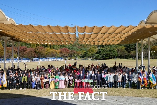 제2회 아산, 지구한바퀴 단체사진. /아산시