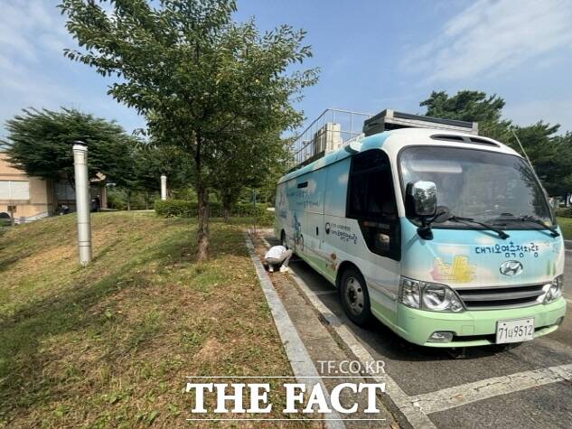 파주시 대기질 이동측정 차량이 파주엘시디(LCD) 공공폐수처리시설 인근 대기질을 측정하고 있다./파주시