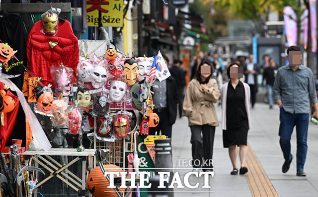 벌써 2주기...어김없이 돌아온 핼러윈 10·29이태원참사 2주기인 29일 오후 서울 용산구 이태원의 한 가게 앞에 핼러윈 소품이 걸려 있다.