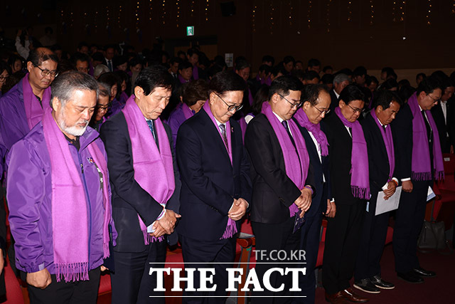 우원식 국회의장과 추경호 국민의힘 원내대표, 박찬대 더불어민주당 원내대표 등을 비롯한 여야 원내대표들이 묵념하고 있다.