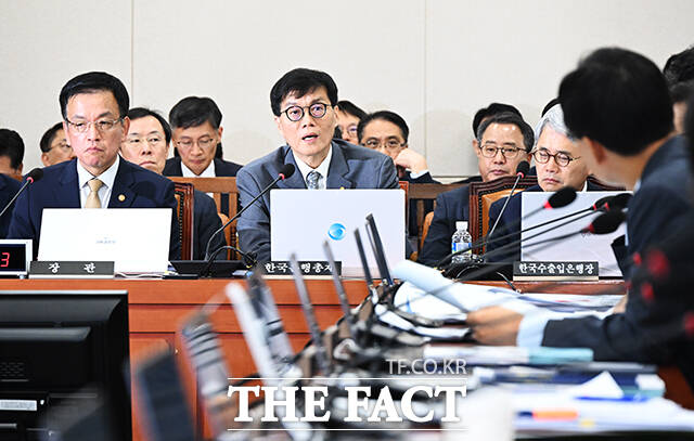 이창용 한국은행 총재(가운데)가 29일 오전 서울 여의도 국회에서 열린 기획재정위원회의 기획재정부·한국은행 등에 대한 종합 국정감사에 참석해 질의에 답변을 하고 있다. 왼쪽은 최상목 경제부총리 겸 기획재정부 장관. /국회=배정한 기자