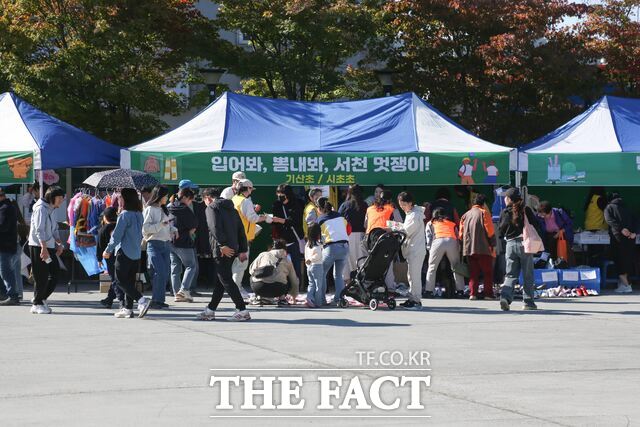 지난 26일 봄의마을 광장에서 개최된 ‘제7회 엄마랑친구랑플리마켓&함께놀장’ 행사에 방문한 군민들이 판매 부스와 체험 부스에 참여하고 있다. / 서천군