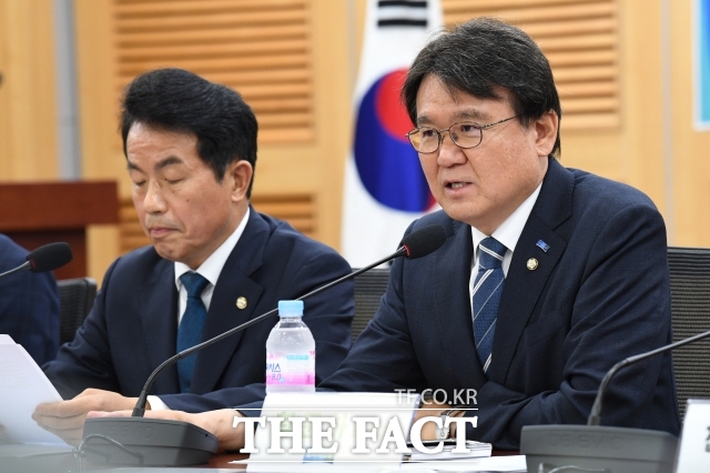 황운하 조국혁신당 원내대표는 29일 혁신당은 예산안 자동부의제도 폐지 법안을 원내대표 이름으로 제출했고 지난 28일 국회 운영위원회 소위를 통과했다며 22대 국회에서 국회의 예산안 심의 권능을 되살리겠다고 다짐했다. / 남윤호 기자