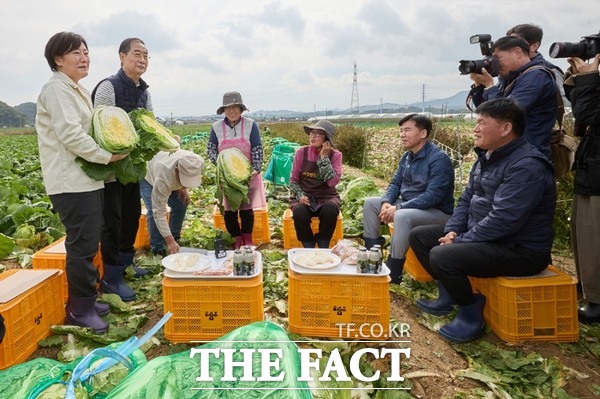 27일 한덕수 국무총리가 아산시 배방읍에 위치한 배추 생산지를 방문해 농업인과 함께 배추를 직접 수확한 뒤 농업인과 농협 측의 건의 사항을 청취하고 있다. /아산시