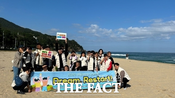 의정부시가 지난 25일 강원도 일원에서 진행한 ‘드림 리스타트(Dream, Restart)!’에 참여한 아동들과 관계자들이 기념촬영을 하고 있다./의정부시