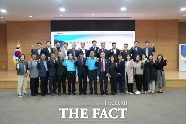 28일 천안시청 대회의에서 개최된 ‘2024년 하반기 시민공약참여단 보고회’ 참석자들이 기념사진을 찍고 있다. /천안시