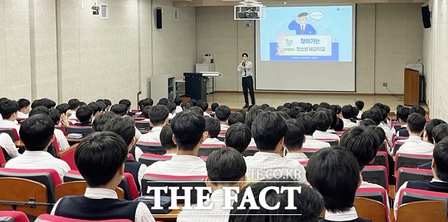 광주 서구가 관내 중⋅고등학교를 찾아가 학생들을 대상으로 하는 청소년 세금학교를 열어 교육을 받은 학생들로부터 큰 호응을 얻고 있다. 사진은 학교로 찾아가는 세금교육 모습./ 광주 서구