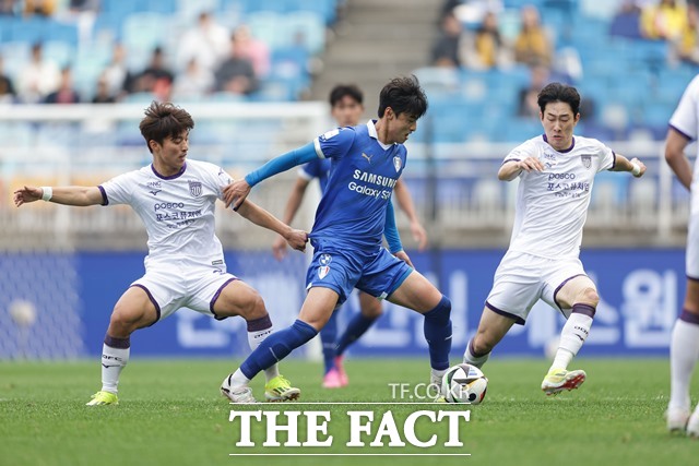 현재 4위 전남부터 7위 김포까지는 승점이 모두 50점으로 동률이다. 단 전남과 부산은 각 세 경기, 수원과 김포는 각 두 경기씩을 남겨두고 있어 남은 경기에서 다득점 승리가 절실하다./K리그