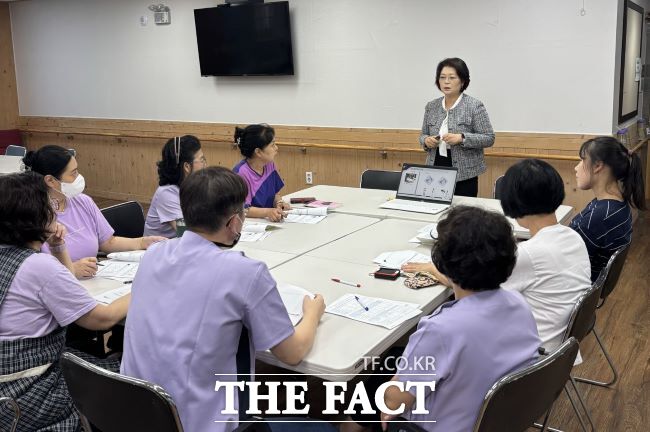 시흥시보건소는 지난 29일까지 감염 취약 시설에 대한 컨설팅을 완료했다. 사진은 기관 컬설팅 모습./시흥시