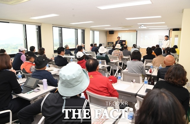 완주군은 파크골프 전문가반과 입문자반을 운영하고 있다. /완주군