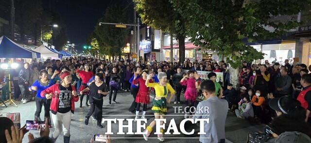 광주 남구 군분로 무등시장 일대에서 열린 토요 야시장이 입소문을 타며 흥행몰이를 하고 있다. 특히 바기지 요금을 없앤 상인들의 노력과 대중교통을 이용한 시민들의 협력으로 야시장에 참여한 방문객의 만족도가 높은 것으로 파악됐다. 사진은 토요 야시장 축제 행사 모습./ 남구청