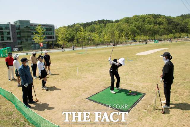 영진전문대가 파크골프 관련 자격증 전국 최다 보유학과로 우뚝 섰다. 사진은 이 대학 파크골프경영과 학생들이 교내 실외 실습장에서 수업에 참여한 모습./ 영진전문대