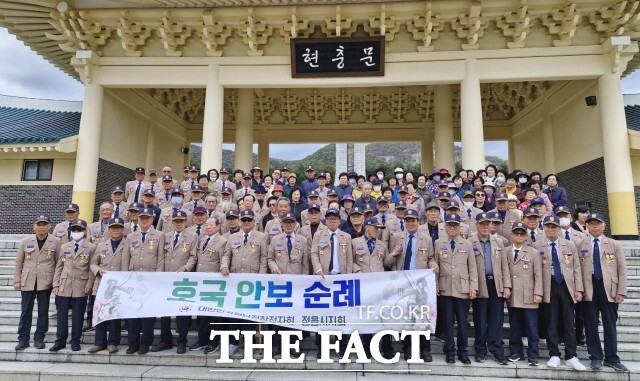 월남전참전자회 정읍시지회 순례단은 국립대전현충원에서 순국선열과 호국 영령의 이름이 새겨진 위패봉안실을 참배하며 나라를 위해 희생한 분들의 고귀한 희생정신에 깊은 감사와 경의를 표했다. / 정읍시