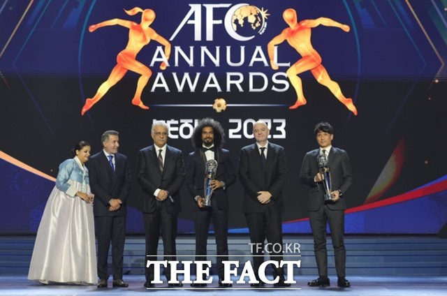 2023 AFC 올해의 선수 영예를 안은 카타르의 아크람 아피프(가운데)./AFC