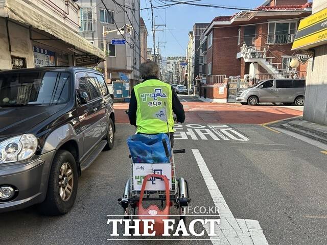 강북구 빌라관리 매니저로 근무 중인 심상수(65) 씨와 관리구역을 함께 걸어보니 휴지 조각 하나 없을 만큼 깨끗했다. 세발 자전거를 타고 골목을 살피고 있는 심 매니저. /김해인 기자