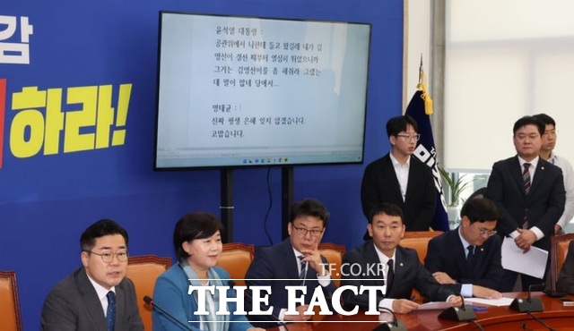 박찬대 더불어민주당 원내대표가 31일 오전 서울 여의도 국회에서 열린 긴급 기자회견에서 김영선 전 국민의힘 의원 공천 관련 윤석열 대통령과 명태균씨의 녹취파일을 공개하고 있다. /뉴시스