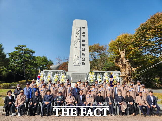 충남 부여군이 30일 석성면 6·25, 베트남 참전탑(사비문 광장)에서 2024년 참전용사 추모제 및 전우 만남의 장 행사를 갖고 단체 기념촬영을 하고 있다. /부여군