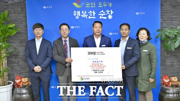 예담엔지니어링이 지난 30일 순창군의 사회복지시설인 지역자활센터와 옥천요양원에 약 2500만 원 상당의 태양광 발전설비를 기증했다. 왼쪽에서 두번째 예담엔지니어링 김장관 대표, 세번째 최영일 순창군수. /순창군