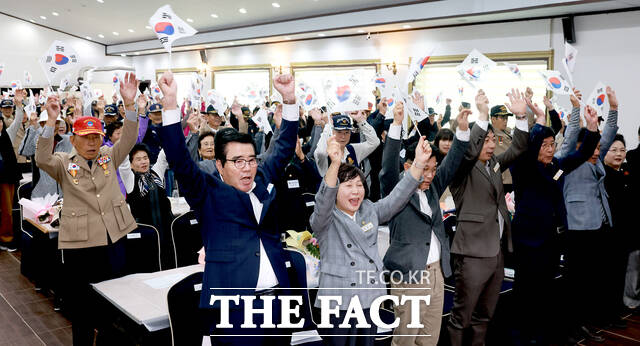 31일 보령시에서 개최된 보훈가족 제1회 보훈가족 위안행사 김동일 보령시장(맨 앞줄 맨 왼쪽)과 참여자들이 만세 삼창을 외치고 있다. / 보령시