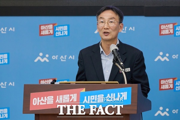 31일 방효찬 아산시 도시개발국장이 정기브리핑에서 중부권 성장거점 도시를 넘어 문화·여가·복지 인프라가 어우러진 고품격 스마트도시 조성에 행정력을 집중하겠다고 밝히고 있다. /아산시