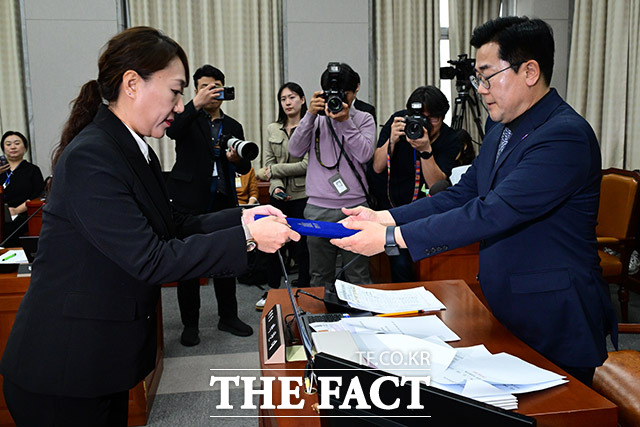 김건희 여사의 공천 개입 의혹을 제기한 강혜경 씨가 박찬대 위원장에게 선서문을 제출하고 있다.