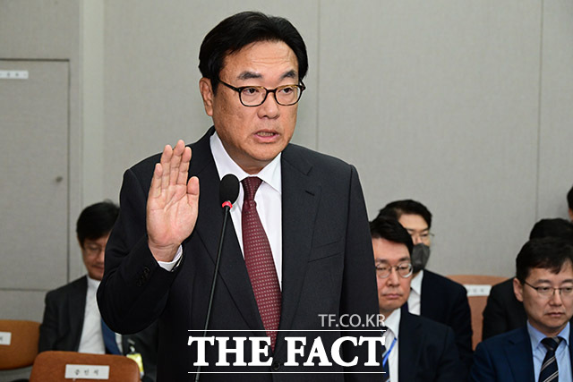 더불어민주당이 공개한 윤석열 대통령과 명태균 씨와의 공천거래 정황이 담긴 통화 녹취록에 대해 국민의힘 강승규 의원은 조작 의혹을 제기했다. 사진은 이날 국감에서 증인 선서를 하는 정진석 대통령 비서실장. /남윤호 기자