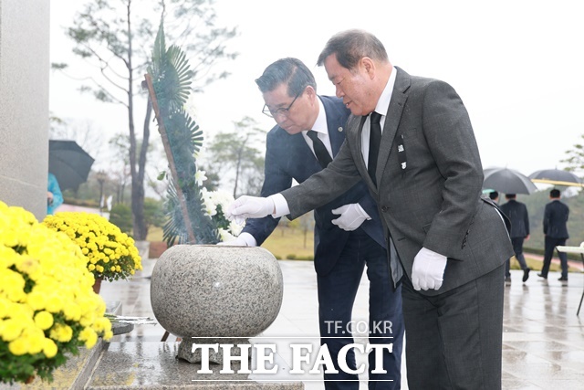 ‘제73주년 산청·함양사건 양민희생자 합동위령제 및 추모식’에서 이승화 산청군수와 진병영 함양군수가 분향하고 있다./산청군