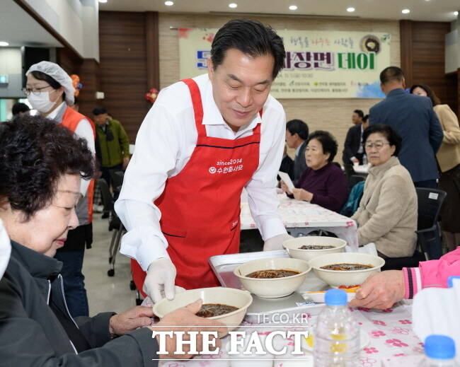 이재준 수원시장이 1일 연무동행정복지센터에서 자장면 배식 봉사를 하고 있다./수원시