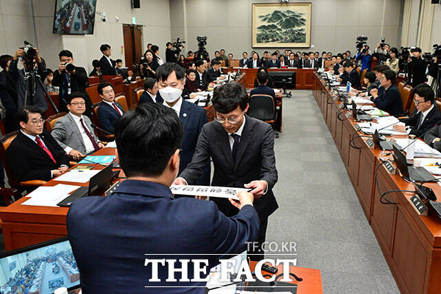 1일 오후 서울 여의도 국회 운영위원회에서 열린 대통령비서실, 국가안보실 등에 대한 국정감사에서 김건희 여사를 비롯한 불출석 증인 7명에 대한 동행명령장이 발부되고 있다. /국회=남윤호 기자