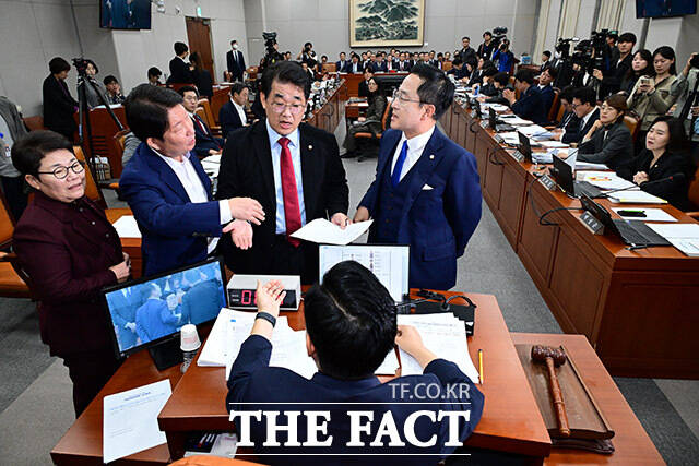 국회 운영위원회의 대통령비서실 등에 대한 국정감사에서 야당 의원들이 윤석열 대통령과 명태균 씨 통화 녹취를 두고 맹공을 이어갔다. 김건희 여사를 비롯한 불출석 증인들에 대한 동행명령장 발부를 두고 국민의힘 의원들이 박찬대 위원장에게 항의하고 있다. /남윤호 기자