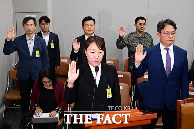 김건희 여사의 공천 개입 의혹을 제기한 강혜경 씨(가운데)를 비롯한 증인들이 선서하고 있다.