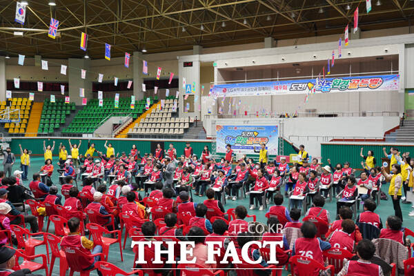 지난달 31일 여수시 흥국체육관에서 65세 이상 독거 및 저소득 어르신 200여 명과 함께 ‘도전! 청춘 환경 골든벨’ 행사가 펼쳐지고 있는 장면./LG화학 여수공장