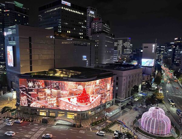 신세계백화점 명동 본점은 평년보다 일주일 가량 빠른 1일부터 크리스마스의 순간들을 찾아서라는 주제의 미디어 파사드를 선보이고 있다. 사진은 신세계백화점 본점 건물 외관. /신세계백화점