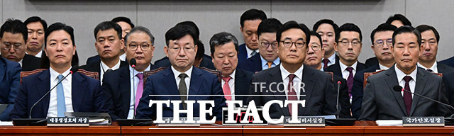 국감에 출석한 김성훈 대통령 경호처 차장, 성태윤 정책실장, 정진석 비서실장, 신원식 국가안보실장(왼쪽부터)이 질의를 듣고 있다.