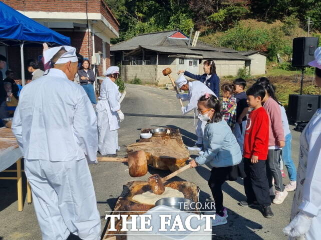 충남 공주시 우성면이 지난달 31일 목천2리에서 마을주민과 내빈 등 100여명이 참석한 가운데 ‘인절미 떡메치기 축제’를 열었다. /공주시