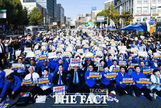 이재명 더불어민주당 대표가 2일 오후 서울 중구 서울역 일대에서 열린 ‘김건희 국정농단 범국민 규탄대회’에서 박찬대 원내대표를 비롯한 주요 참석자들과 함께 김건희 특검법 통과를 촉구하고 있다. /장윤석 기자