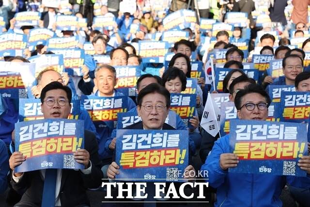 이 대표는 이른바 윤석열-명태균 녹취록을 꺼내 들며 대통령이 국민의 청력과 지능을 테스트하면 안 된다며 대통령실은 온 국민이 대통령의 육성을 들었는데도 또 국민을 속이려 한다고 비판했다. /뉴시스