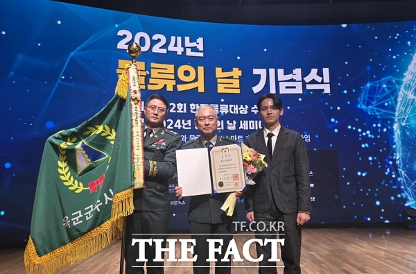 육군 군수사령부가 지난 1일 한국물류대상 시상식에서 대통령 부대표창을 수상했다. / 군수사령부