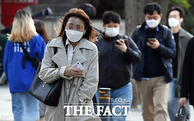 가을비 이후 기온이 뚝 떨어지며 쌀쌀한 날씨가 이어질 전망이다. 추위는 이번주 내내 이어질 예정인 가운데 일부 내륙 지역에서는 한파특보가 내려질 가능성도 있다. /이새롬 기자