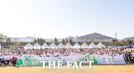 경기도는 2일 오전 시흥시 갯골생태공원에서 김성중 경기도 행정1부지사와 시흥시의회 의장 및 도의원, 교육위원장, 복지위부위원장, 참여자 등 1000여 명이 참석한 가운데 장애인 기회소득, 360도 어디나돌봄 행사를 개최했다./경기도