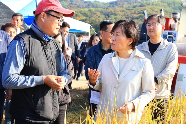  송미령 장관, 충북 청주 방문… 벼 수확 현장 점검